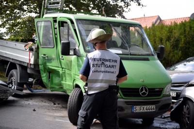 Vier Verletzte nach spektakulaeren Crash in Stuttgart - Mercedes schiesst Sprinter ab